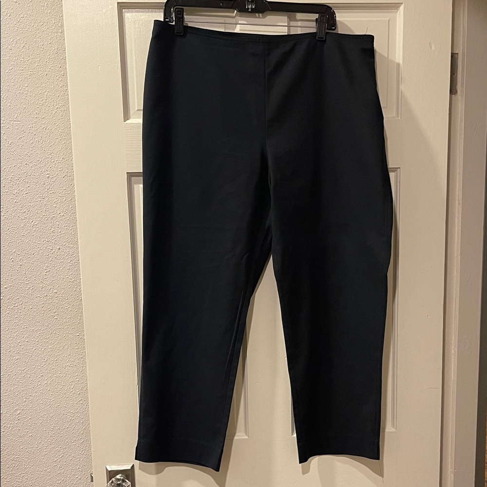 St. John Women’s Black Polished Cotton Capri Pants